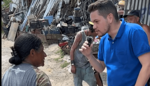 Momento de escuta e empatia em um ferro-velho, senhora que trabalha com reciclagem compartilha sua história em um ambiente simples e marcado pelo esforço diário.